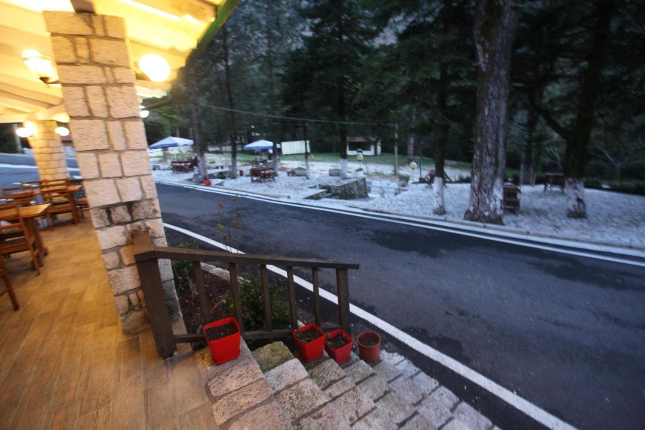 Bujtina Uji I Panjes, Log Cabins Dukat Екстер'єр фото