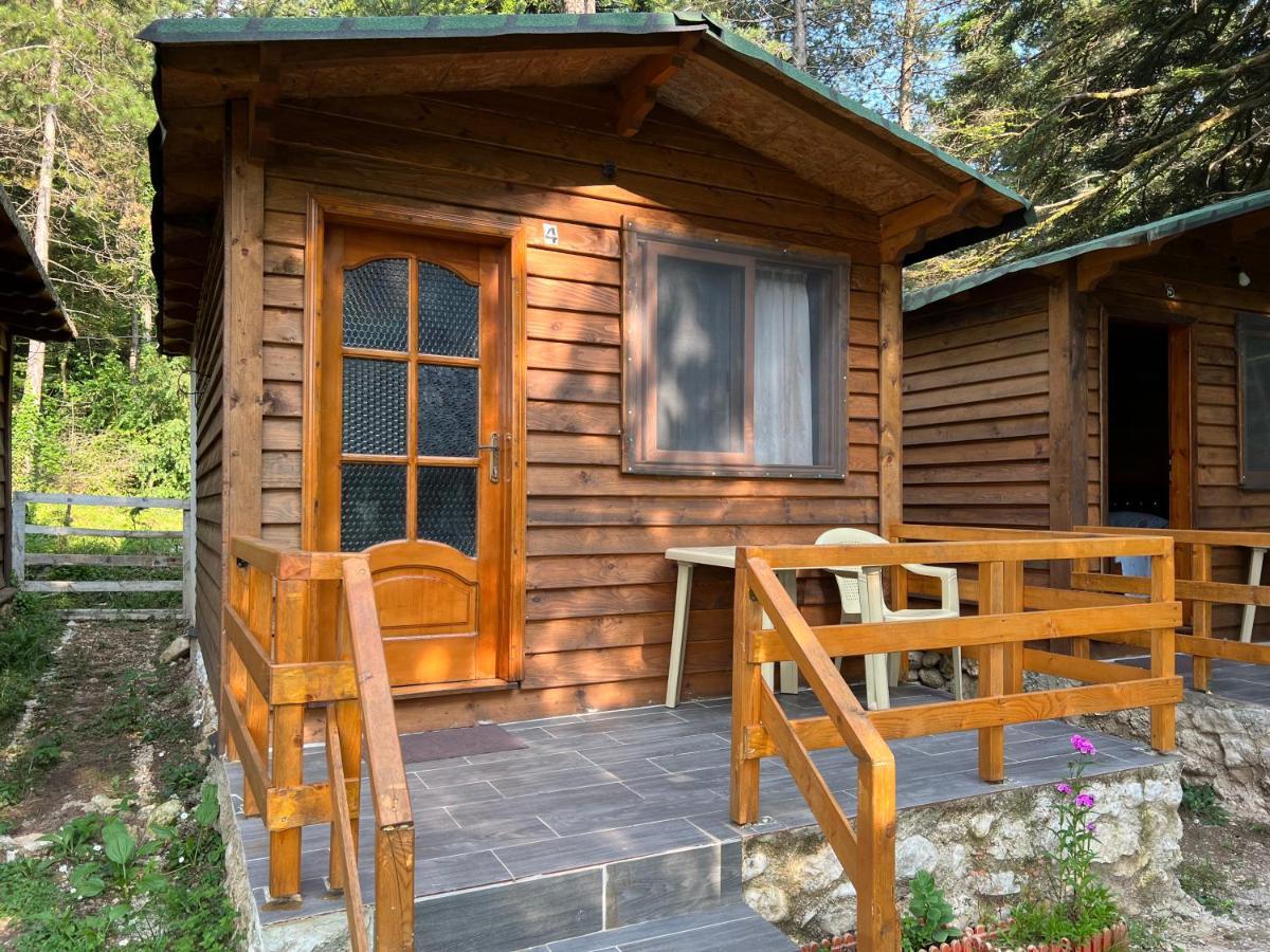 Bujtina Uji I Panjes, Log Cabins Dukat Екстер'єр фото