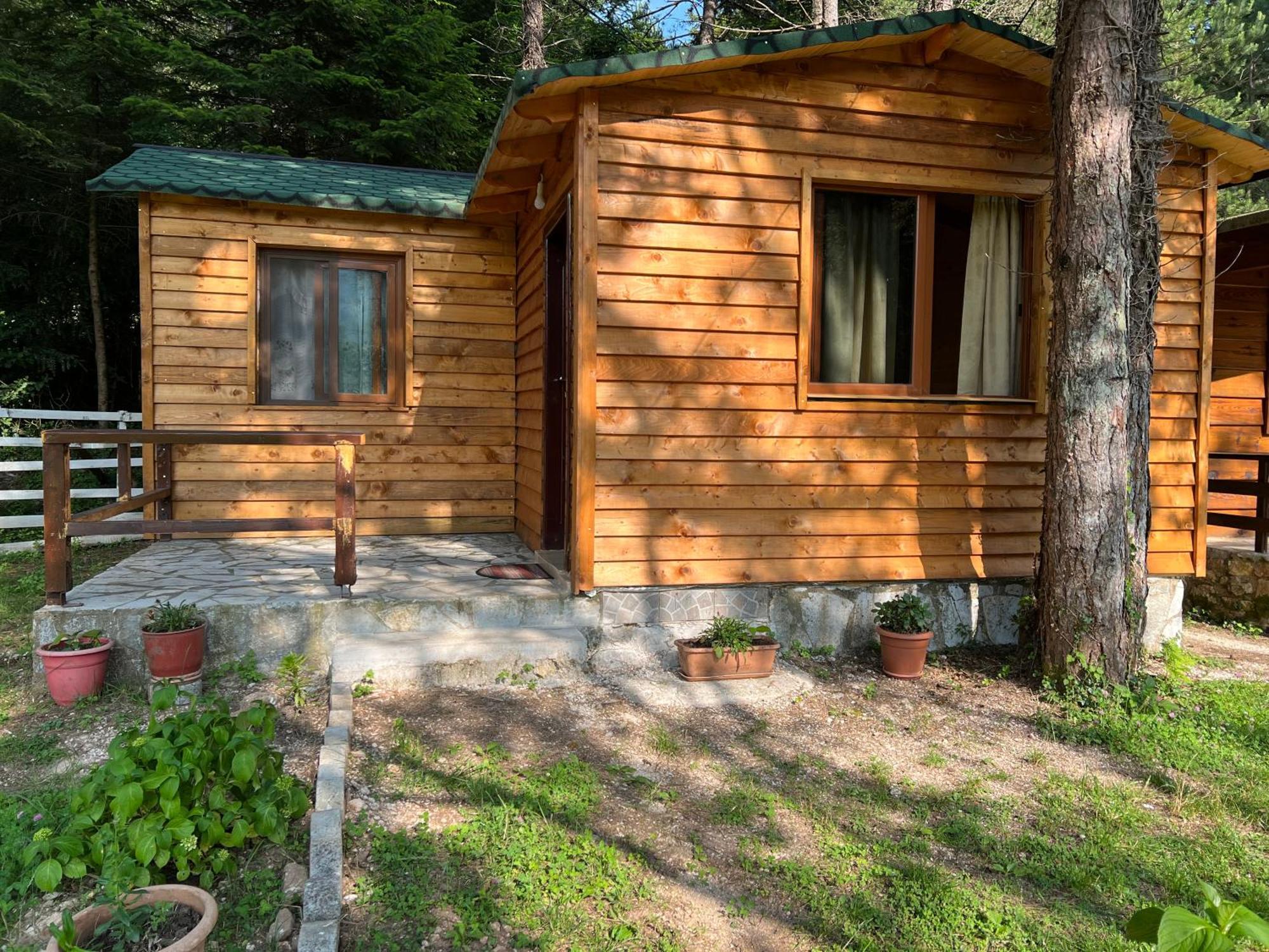 Bujtina Uji I Panjes, Log Cabins Dukat Екстер'єр фото