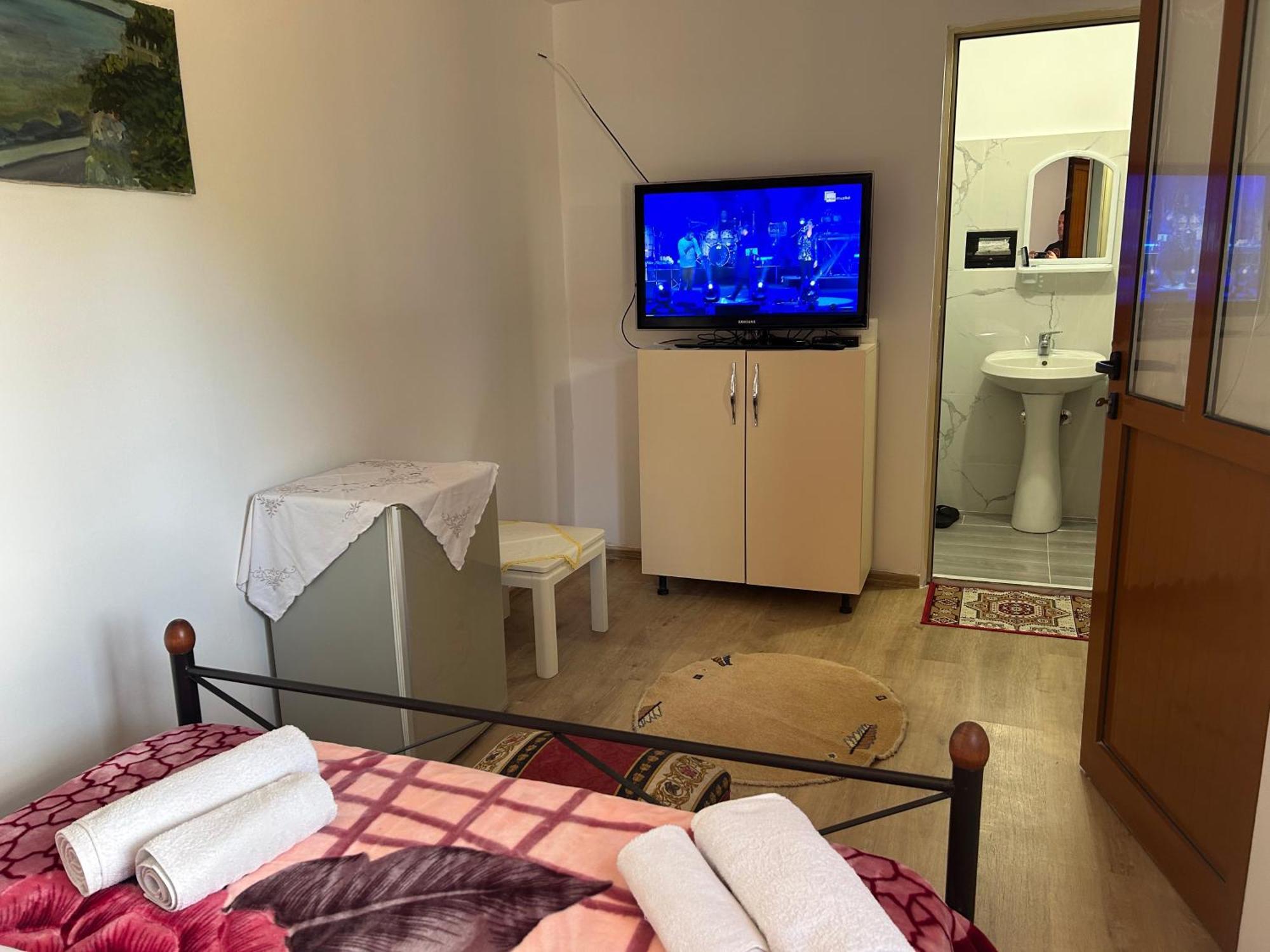Bujtina Uji I Panjes, Log Cabins Dukat Екстер'єр фото